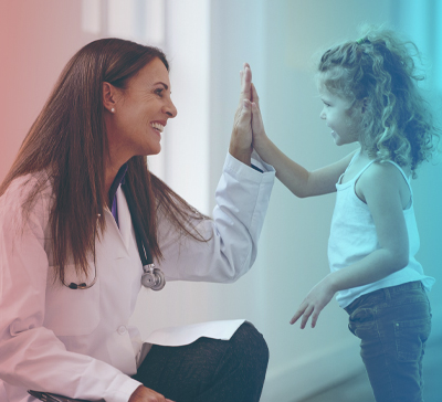 Девочка и врач приветствуют друг друга